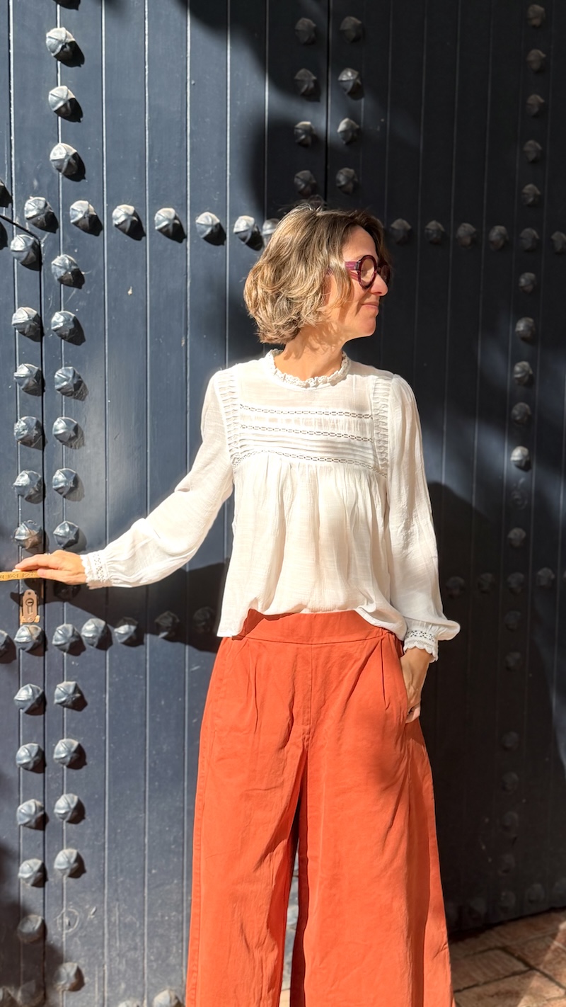Top blanc avec broderies et jupe culotte terra cotta