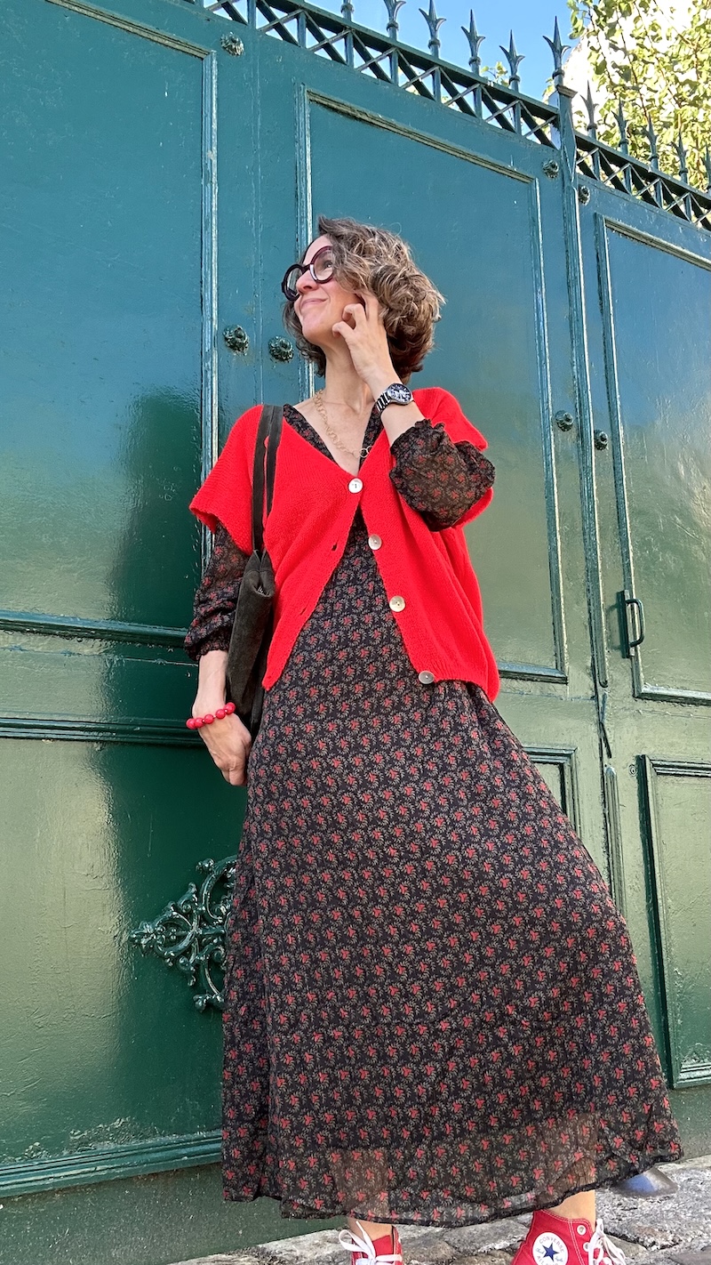 robe longue noire et motifs kaki/ rouge. S,M et L