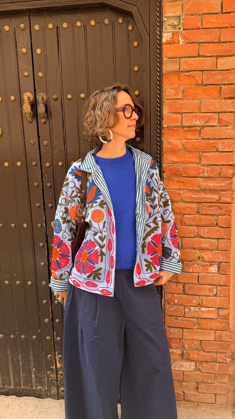 Pull sans manches en baby alpaga et jupe culotte bleue inspiration studio